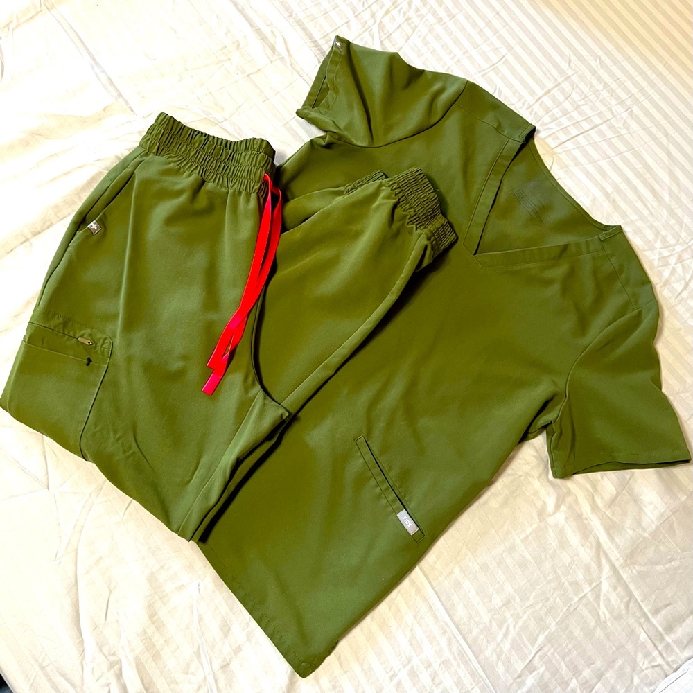 FIGS Scrub Set (Women’s) Large in Dark Olive
